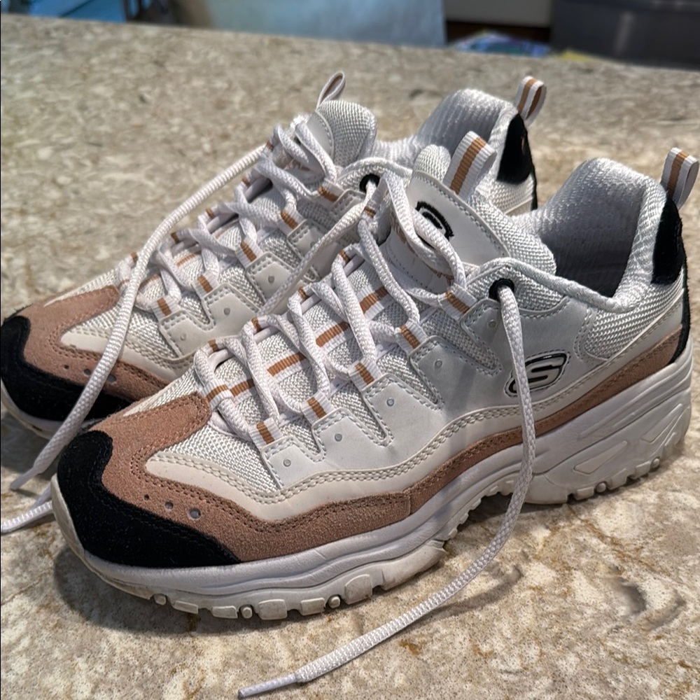 Skechers Cream and Black Women’s Size 9 Sneakers